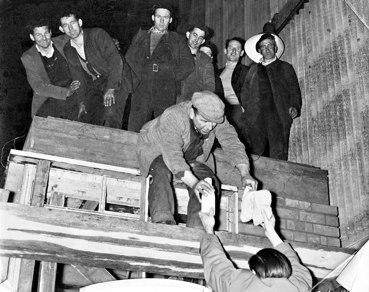 1966 Delivery of food supplies to men on strike at Dundalk Engineering Works